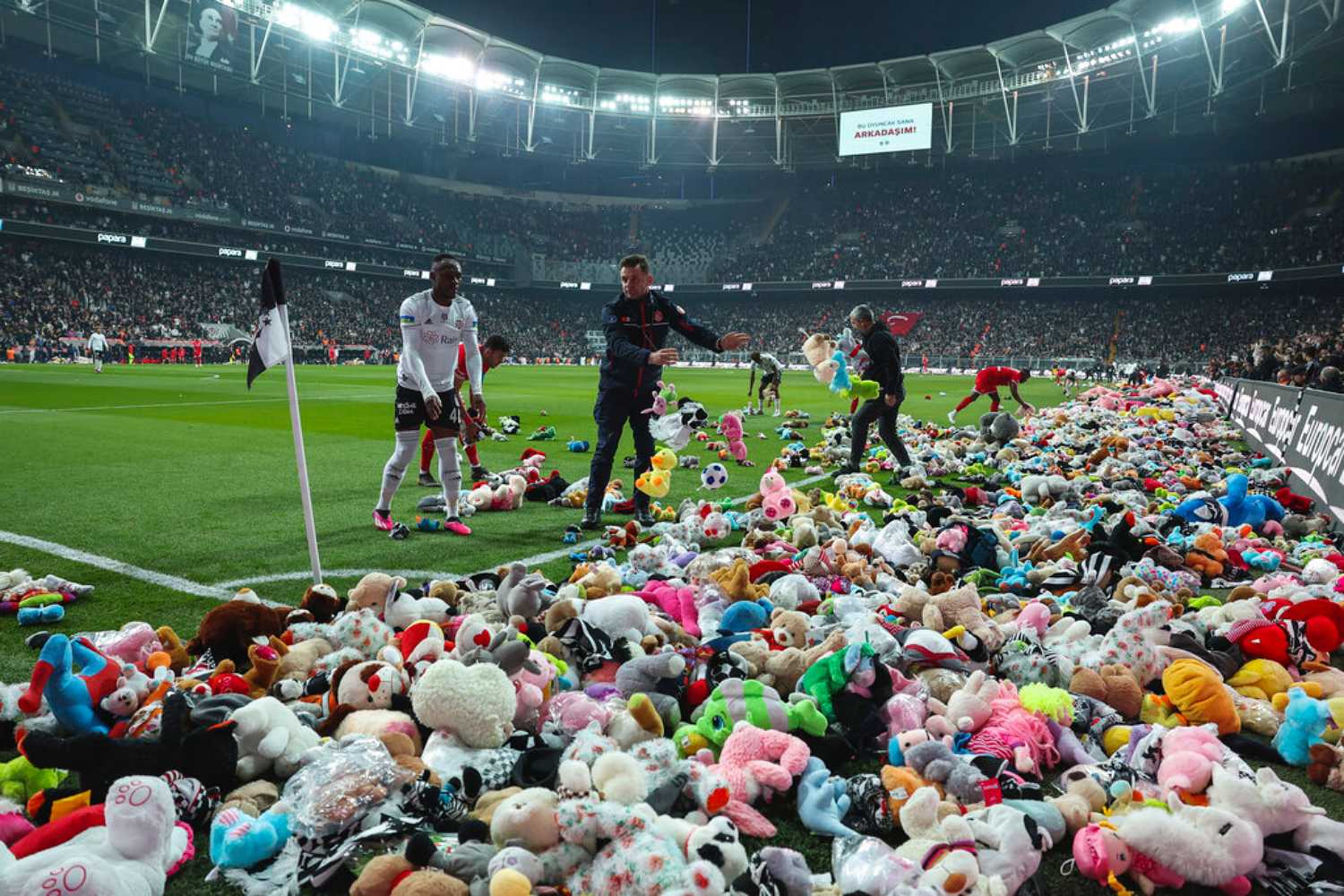 Μπεσίκτας: Οπαδοί έριξαν αρκουδάκια στο γήπεδο για τα παιδιά των σεισμόπληκτων περιοχών