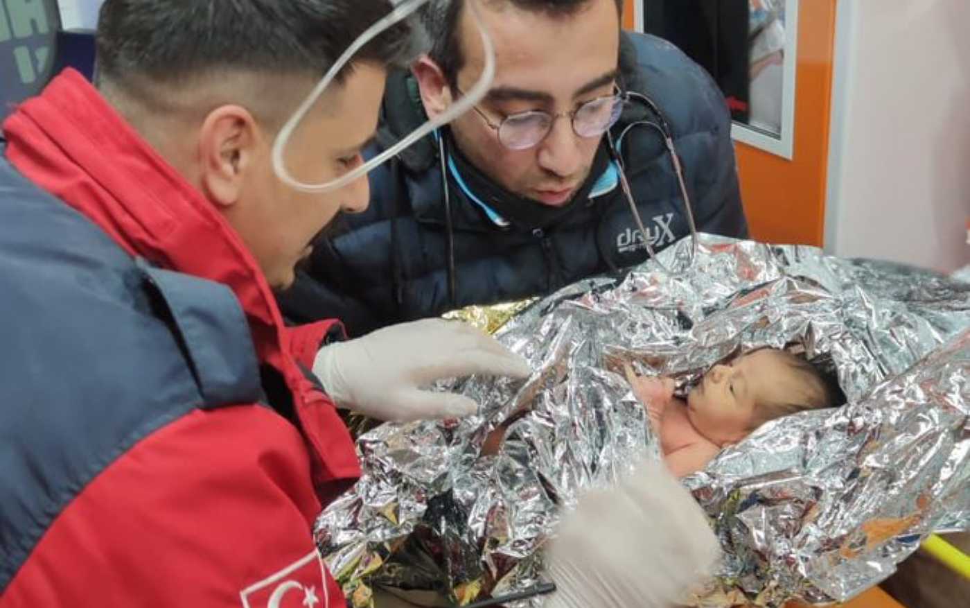 Αχτίδα ελπίδας από τα χαλάσματα: Μωρό 10 ημερών βγήκε ζωντανό μετά από 90 ώρες