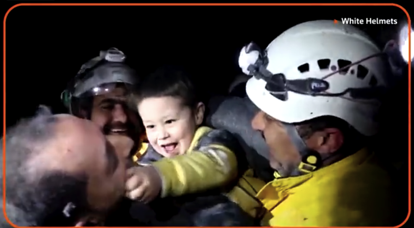 Σεισμός: Το παιχνίδι ενός αγοριού με τους διασώστες του αναθαρρεύει τις ελπίδες (Video)