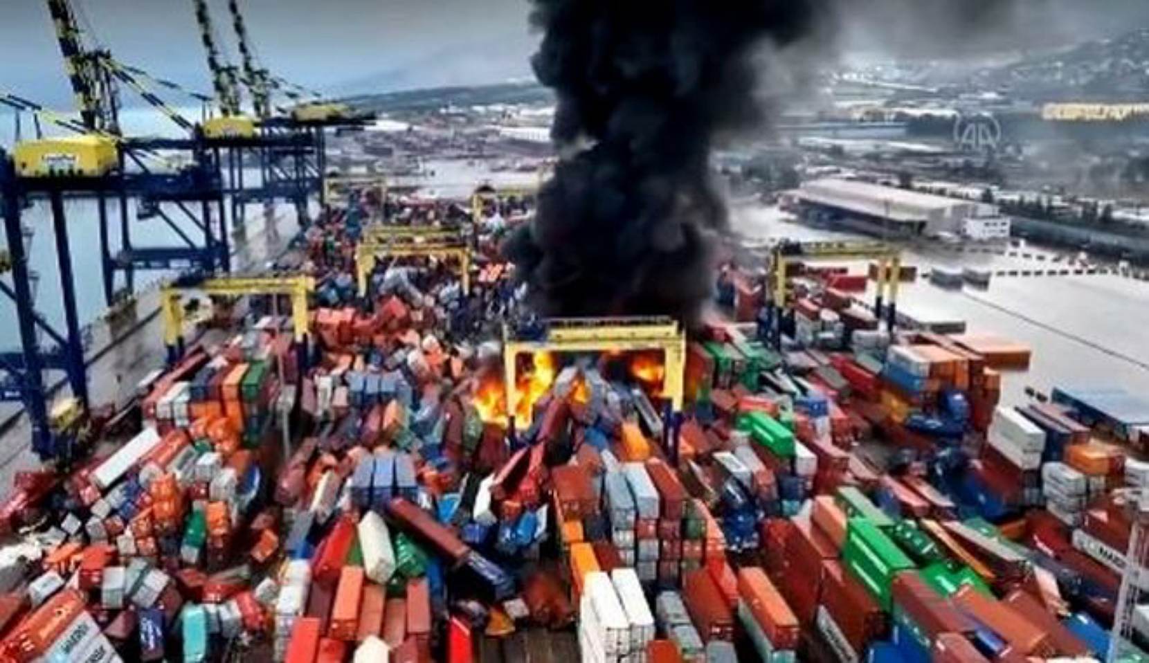 Μεγάλη φωτιά στο λιμάνι του Ισκεντερούν στην Τουρκία
