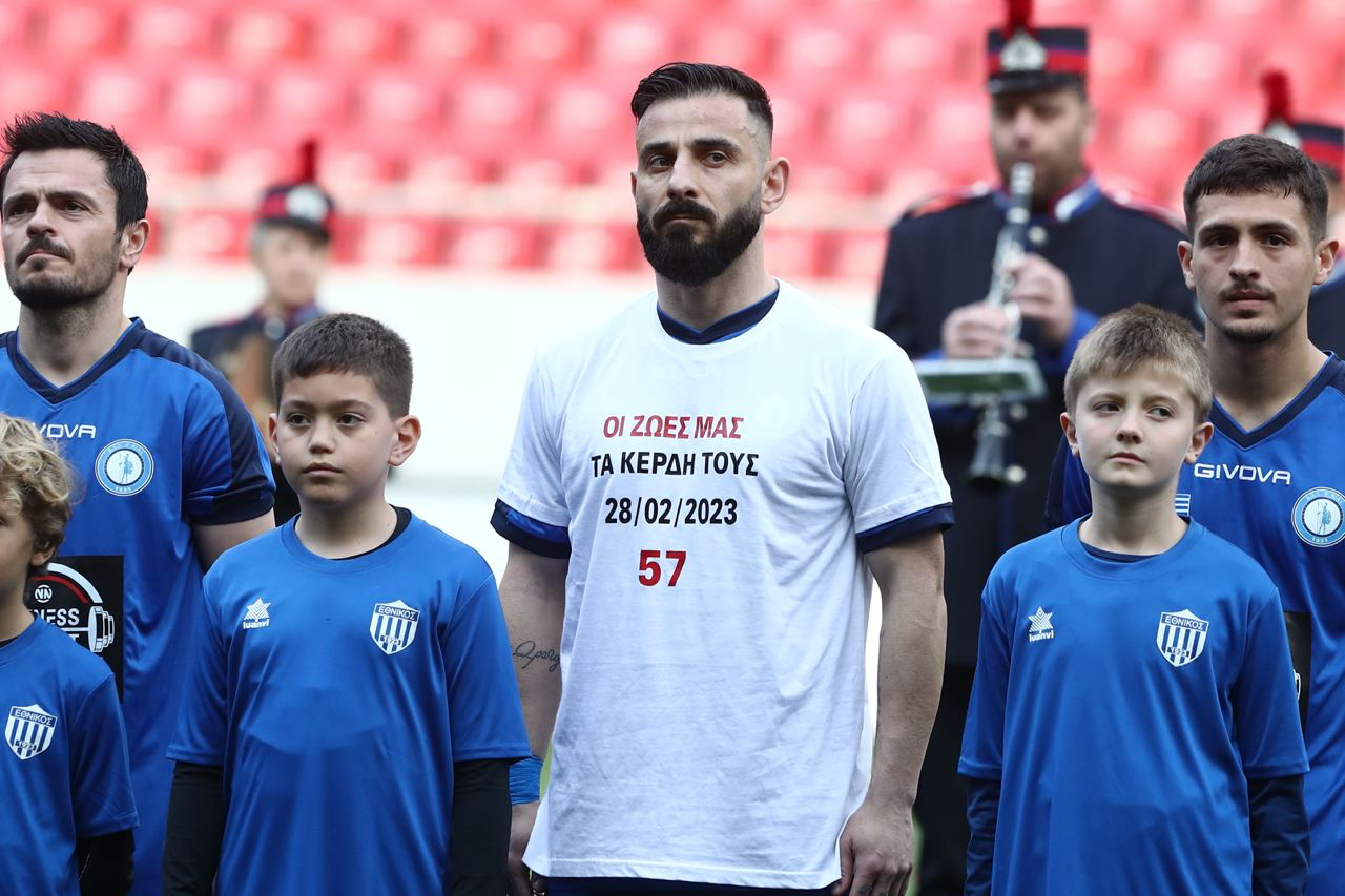 Με μπλούζα «οι ζωές μας τα κέρδη τους» ο Π. Ατματζίδης στο γήπεδο