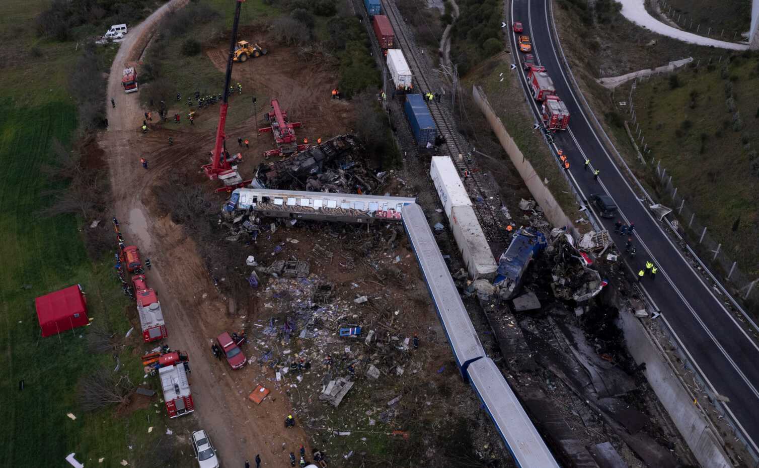 Σύγκρουση τρένων στα Τέμπη: Τουλάχιστον 36 νεκροί – Αναζητούν επιβάτες στα συντρίμμια