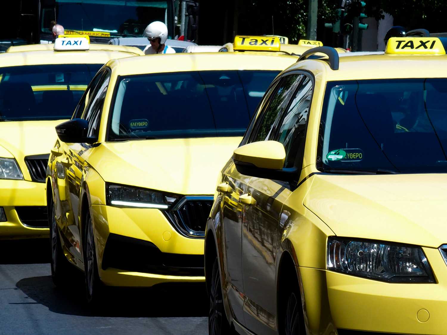 «Θα φωνάζουμε κι ας μην ακούνε» – 24ωρη απεργία των οδηγών ταξί σήμερα στην Αττική