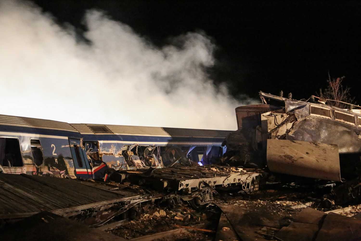 Ανείπωτη τραγωδία στα Τέμπη: Σύγκρουση τρένων – 32 νεκροί & 83 τραυματίες