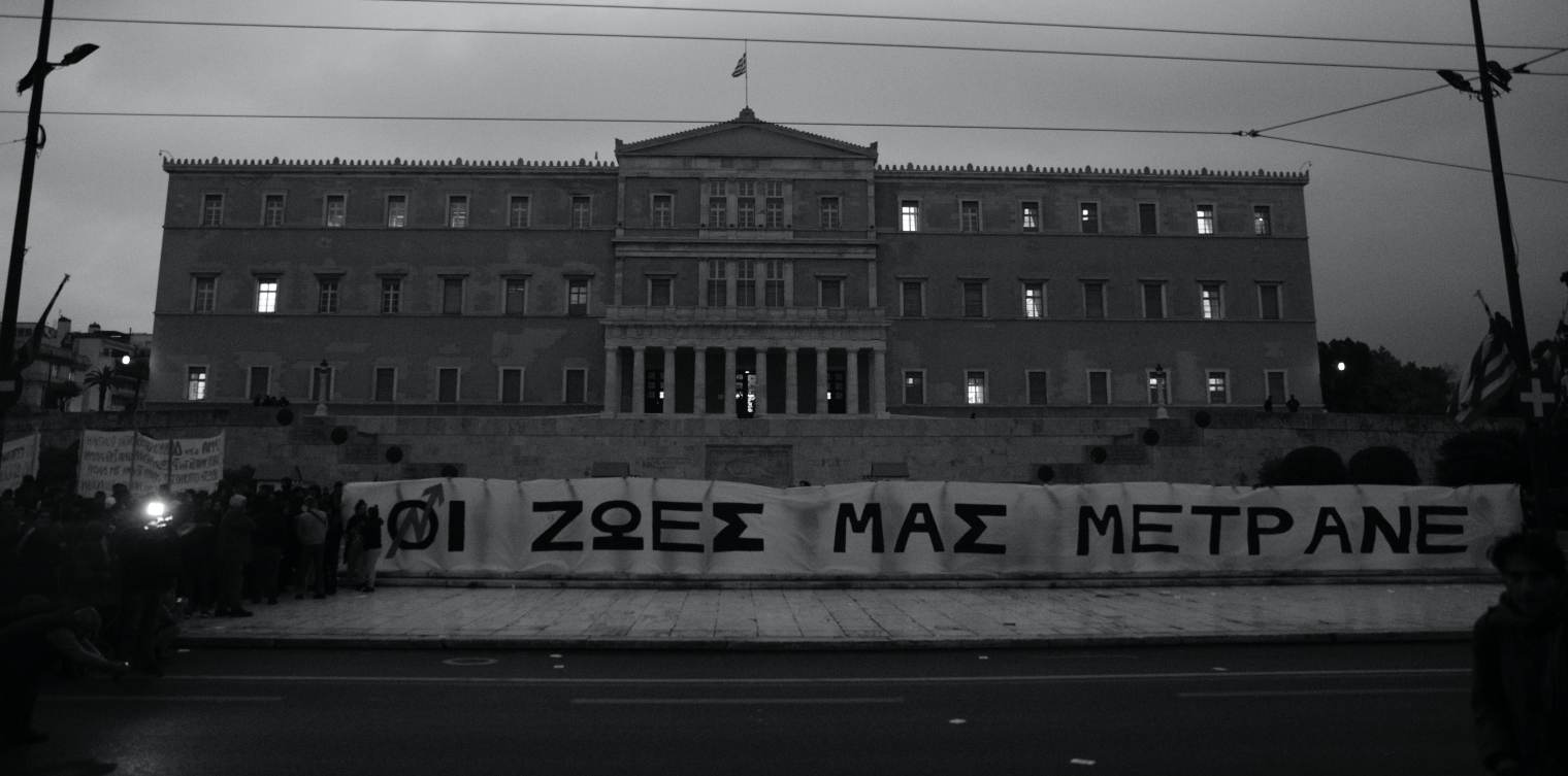 «Οι ζωές μας μετράνε» – Ξεχείλισε η οργή για τα Τέμπη στην Αθήνα