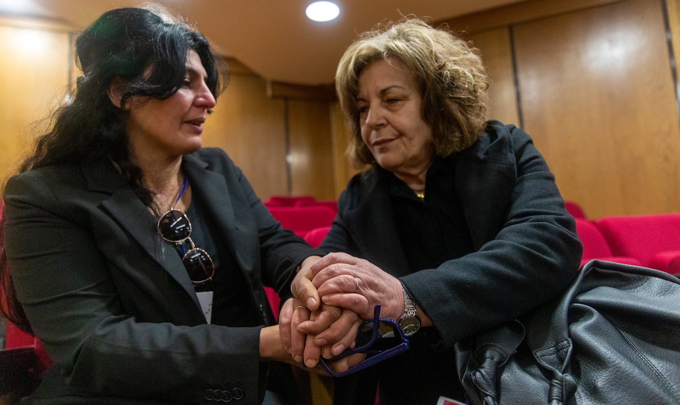 Δίκη Χρυσής Αυγής: Χέρι-χέρι η Μάγδα Φύσσα με μητέρα δολοφονημένου από Γερμανό νεοναζί