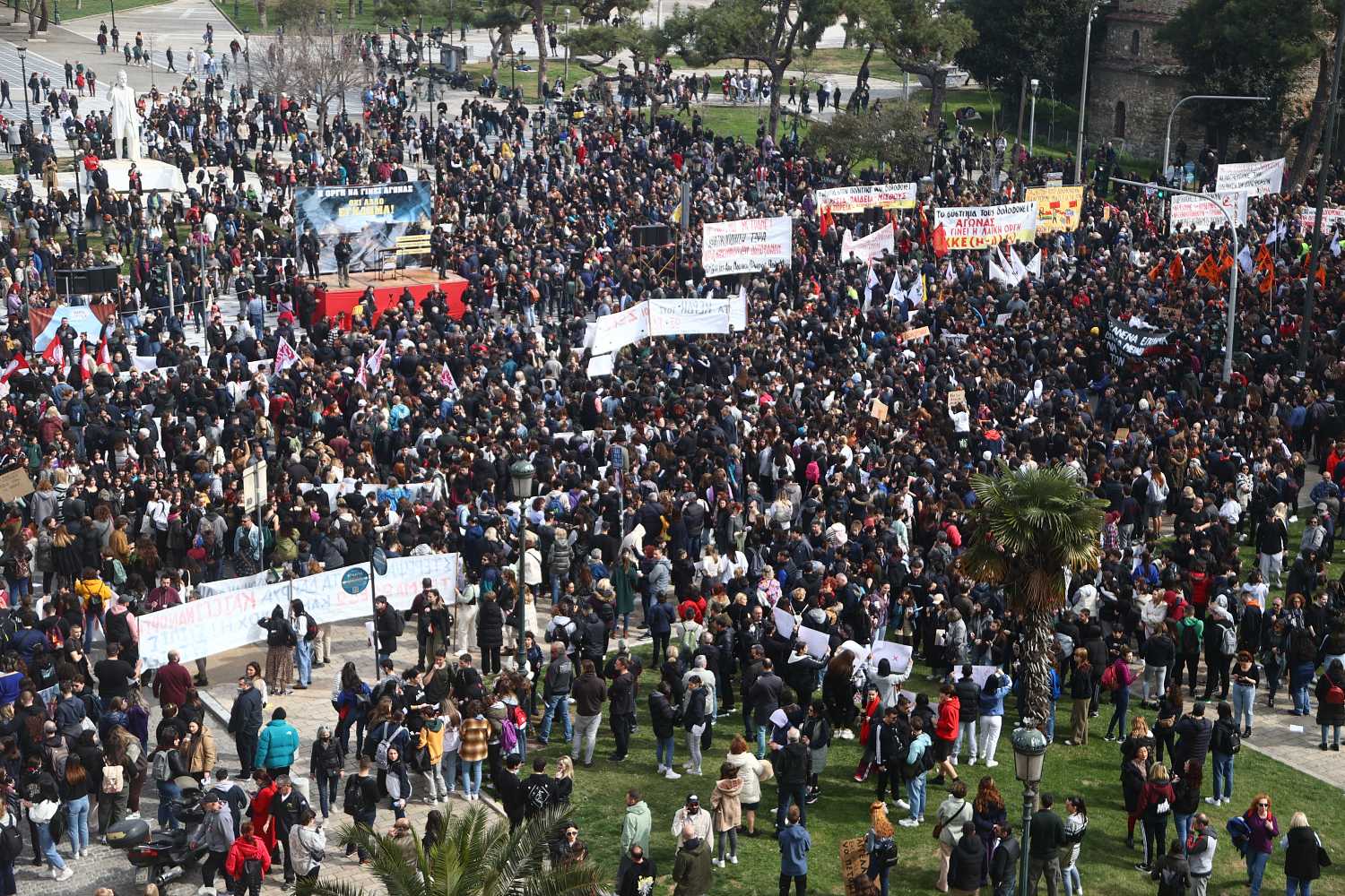 Όλη η χώρα μια γιγαντιαία διαδήλωση για το έγκλημα στα Τέμπη