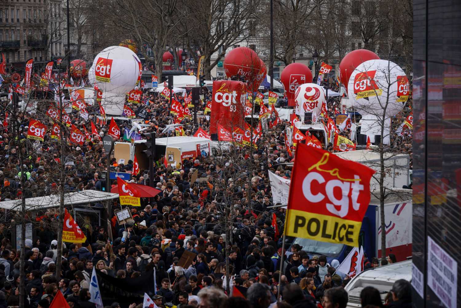 Η Γαλλία «φλέγεται»: Ένας ολόκληρος λαός στους δρόμους ενάντια στο ασφαλιστικό έκτρωμα