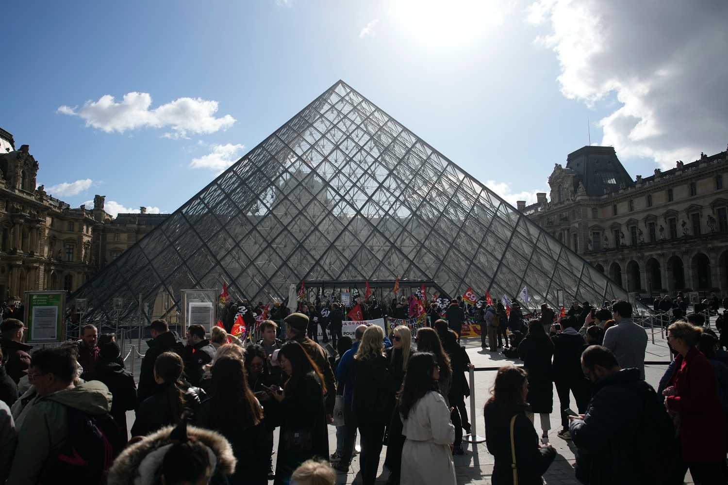 Διαδηλωτές στο Παρίσι απέκλεισαν το μουσείο του Λούβρου