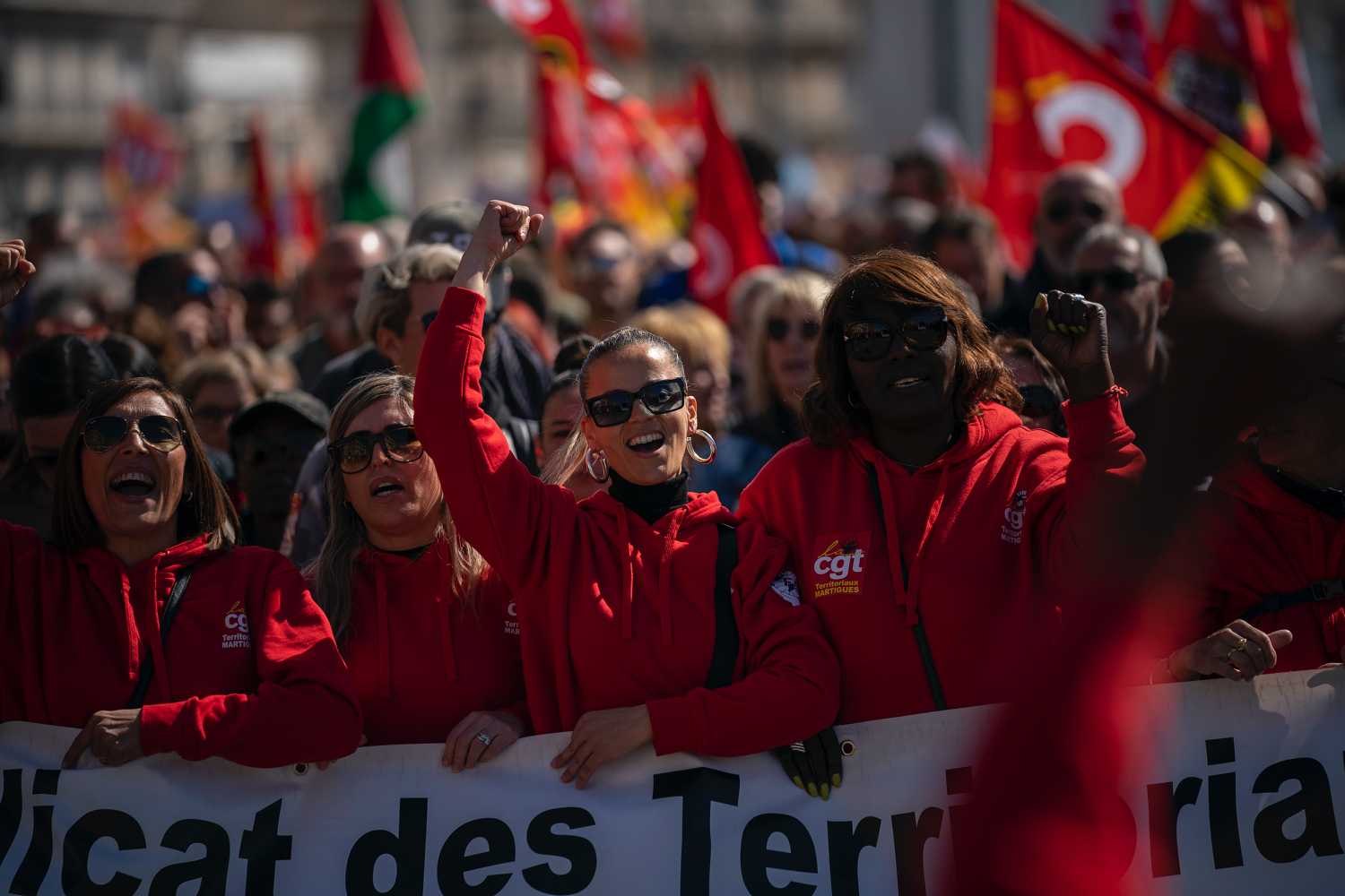 Τραγούδια του Μίκη Θεοδωράκη στην απεργιακή διαδήλωση της Μασσαλίας