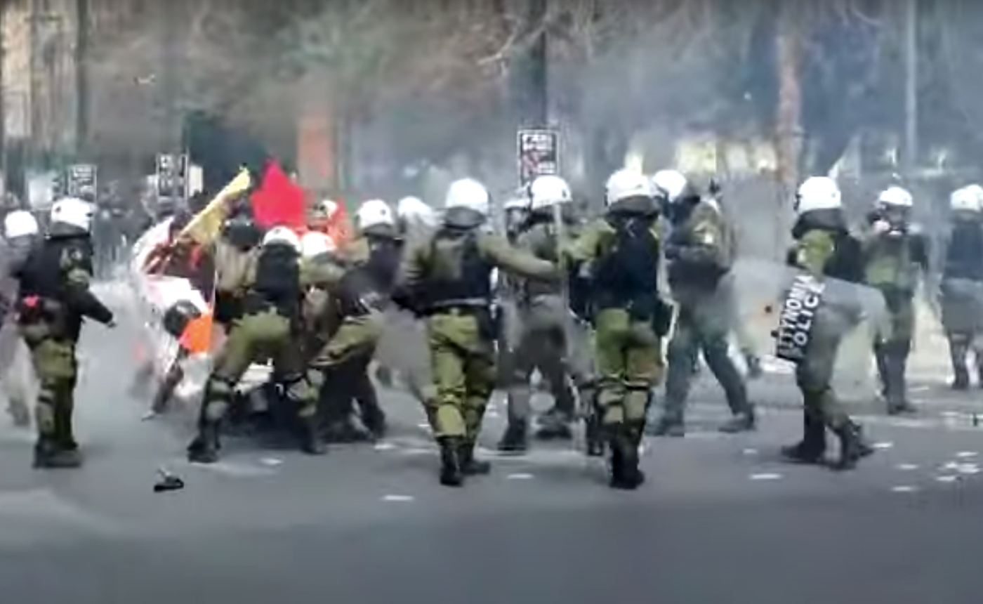Αποκαλυπτικό βίντεο: Πώς τα ΜΑΤ διαλύουν την συγκέντρωση-Ωμή βία κατά ειρηνικών διαδηλωτών