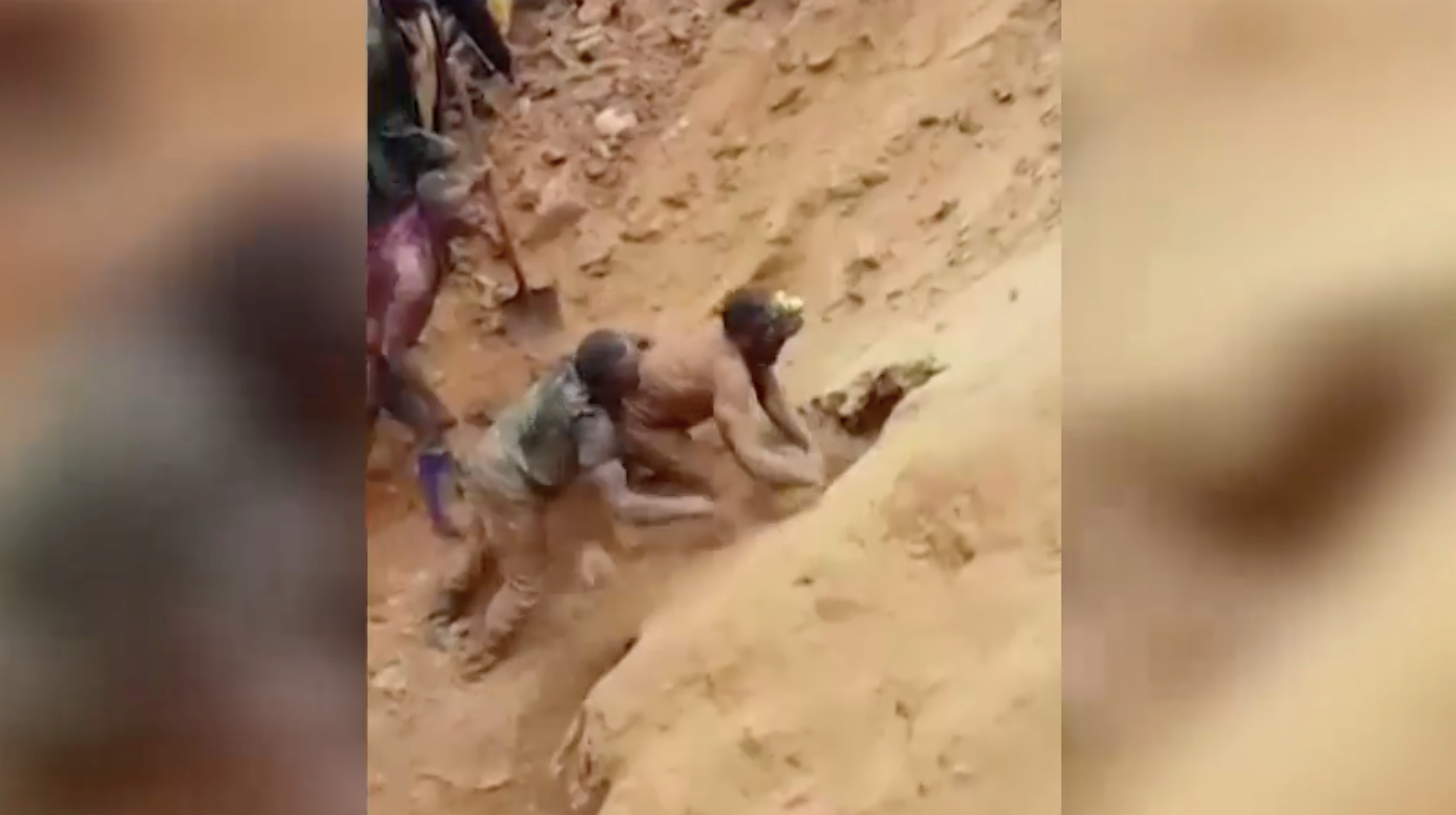 Συγκλονιστικό βίντεο: Άνδρας σκάβει με γυμνά χέρια για να απεγκλωβίσει ανθρακωρύχους