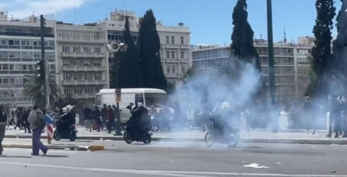 Σύνταγμα: Απρόκλητη επίθεση αστυνομικών κατά ειρηνικών διαδηλωτών