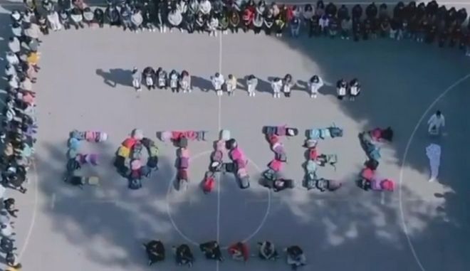 Κατερίνη: Μαθητές συγκινούν τραγουδώντας “Στην Κοιλάδα των Τεμπών”
