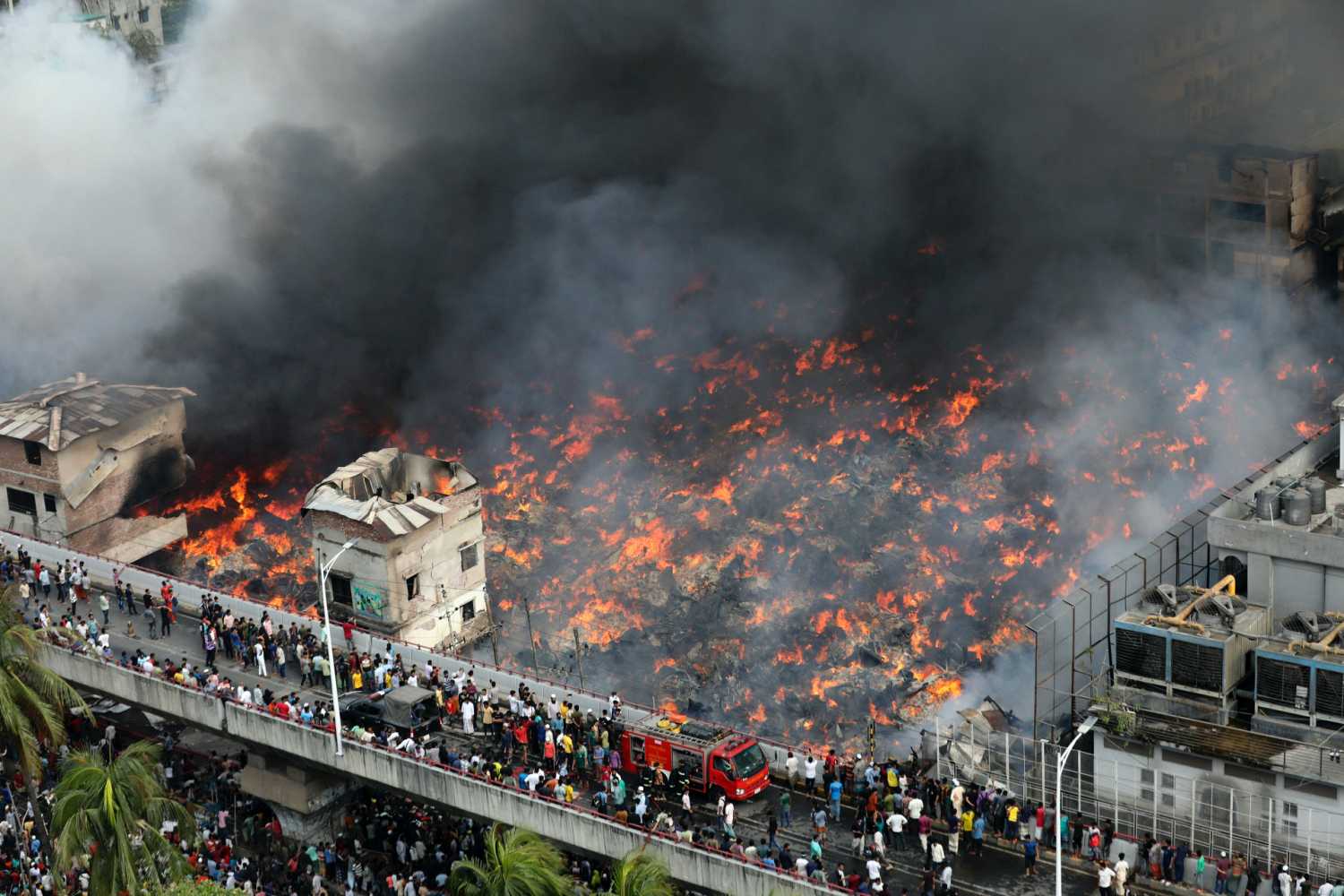 Μπαγκλαντές: Τεράστια πυρκαγιά κατέκαψε τη μεγαλύτερη αγορά ρούχων στη Ντάκα
