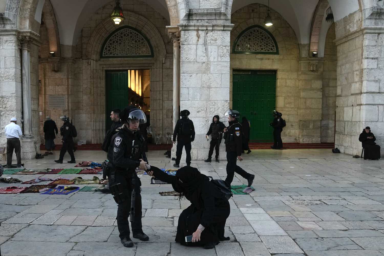 Κλιμάκωση των εχθροπραξιών: Εισβολή ισραηλινών αστυνομικών στο Τέμενος Αλ Ακσά στην Ιερουσαλήμ