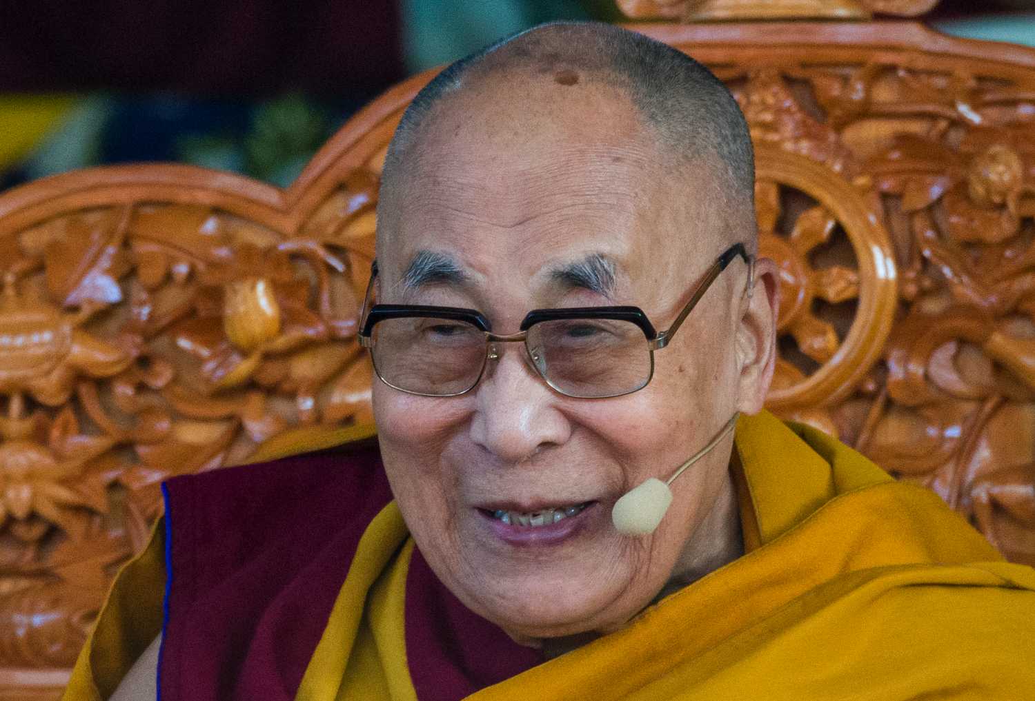 Ο Δαλάι Λάμα ζήτησε από αγόρι να του “γλείψει τη γλώσσα”(Video)