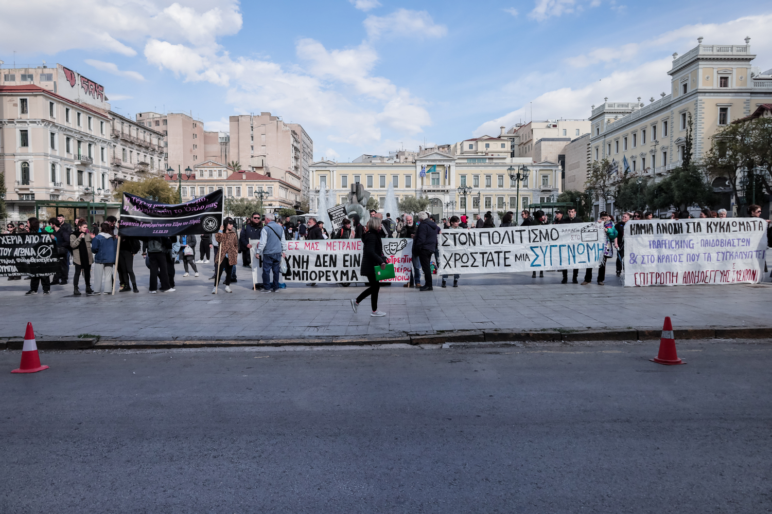 Κολωνός: Συγκέντρωση αλληλεγγύης στη 12χρονη έξω από το δημαρχείο της Αθήνας