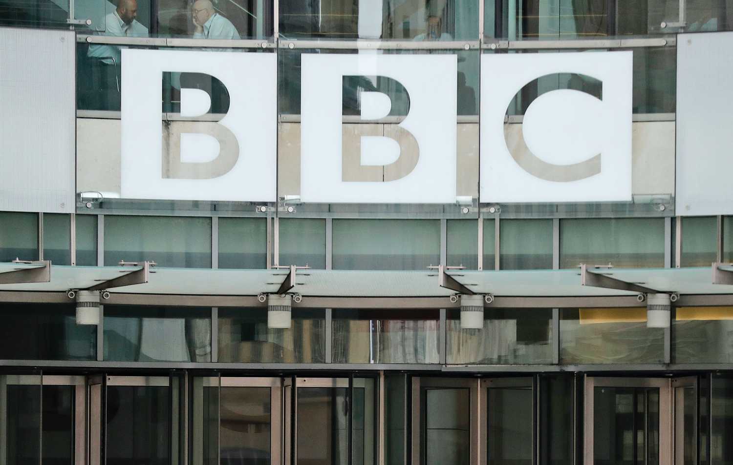 BBC: Παραιτήθηκε ο πρόεδρος Ρ. Σαρπ μετά την παραβίαση κανόνων για διορισμούς