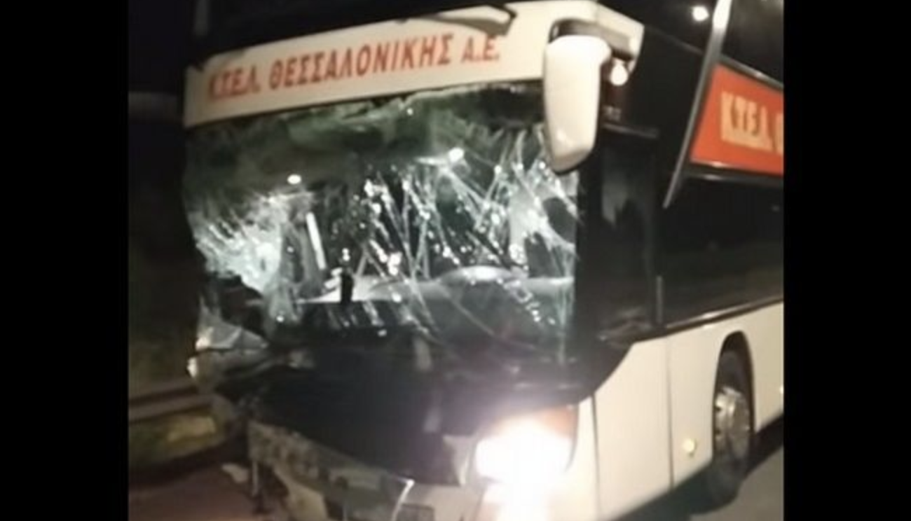 Θανατηφόρα σύγκρουση λεωφορείου στον Πλαταμώνα – Ένας νεκρός και 6 τραυματίες
