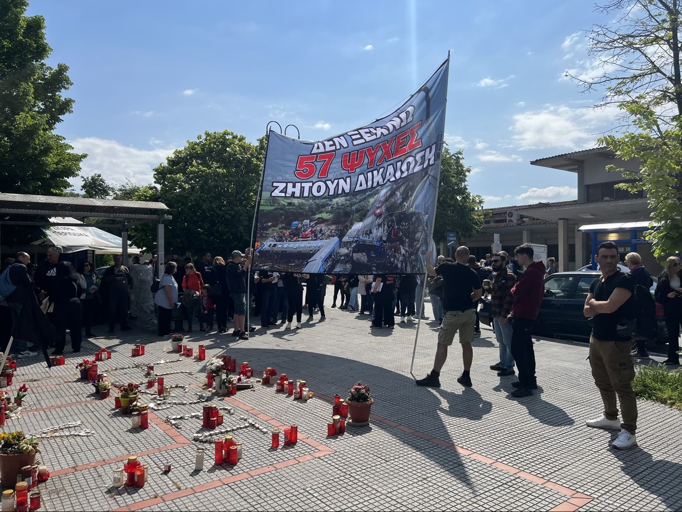 Τέμπη: Συγκέντρωση και πορεία συγγενών των θυμάτων στη Λάρισα