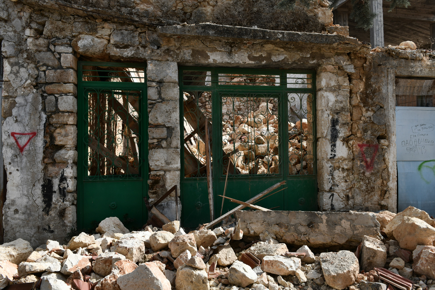 Αρκαλοχώρι: Σε απόγνωση οι σεισμόπληκτοι – Τους γυρνούν την πλάτη οι τράπεζες
