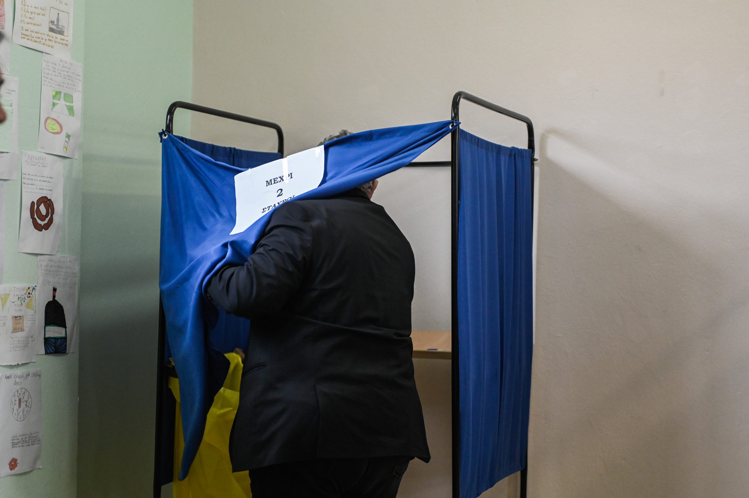Υποψήφιος εξαγόραζε ψήφους στην Καρδίτσα-Έγιναν 5 συλλήψεις