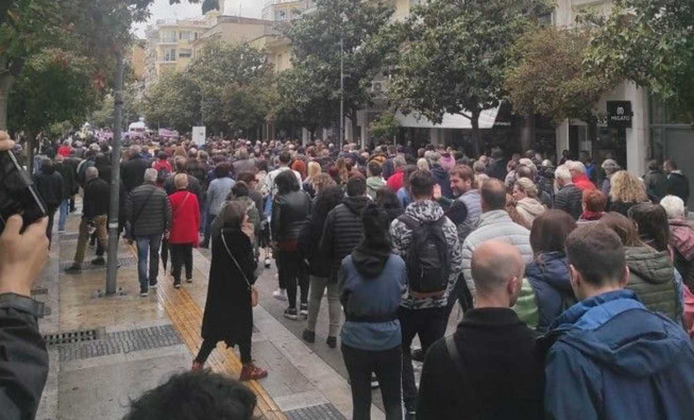 Σέρρες: Μαζική κινητοποίηση κατά της υποψηφιότητας Καραμανλή μετά την τραγωδία στα Τέμπη
