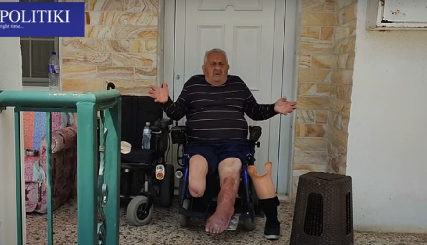Έξωση ανάπηρου ηλικιωμένου: Δεν τον άφησαν να πάρει ούτε τον φορτιστή για το αμαξίδιό του!
