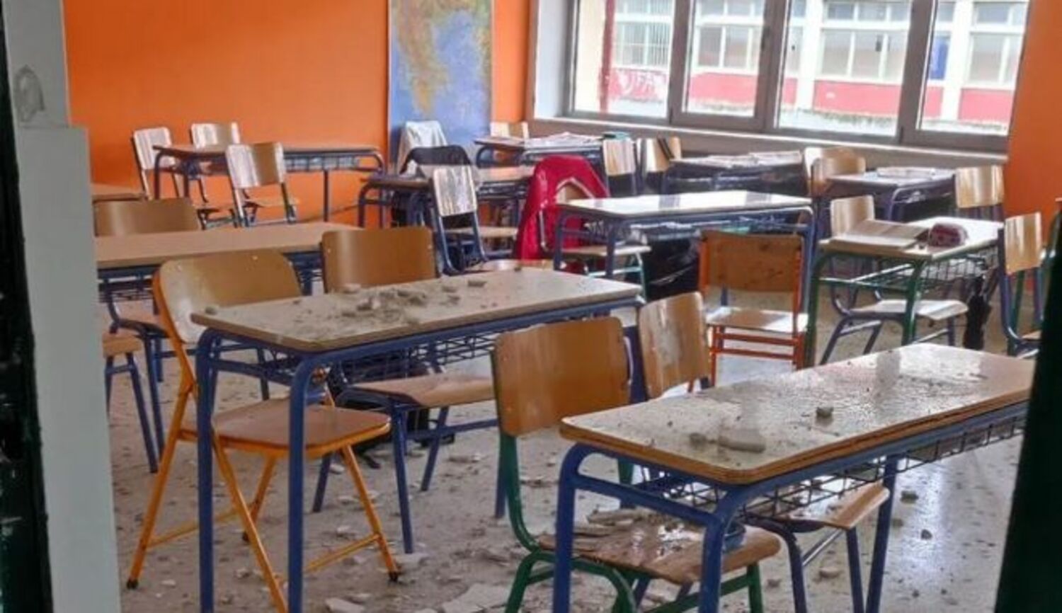 Σχολεία υπό διάλυση: Κατάρρευση οροφής σε σχολική αίθουσα στα Τρίκαλα