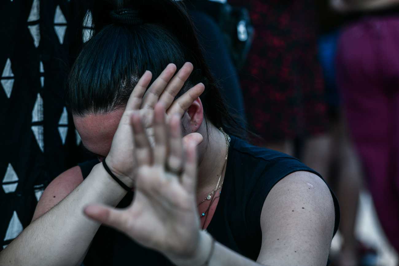 Αλεξανδρούπολη: Χειροπέδες σε θύμα ενδοοικογενειακής βίας-«Μην κλαις δεν θα βγει καλή η φωτογραφία»