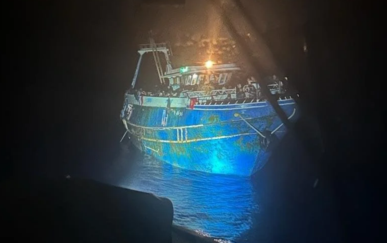 Ναυάγιο στην Πύλο: Νέα σοκαριστική φωτογραφία από το αλιευτικό πριν τη βύθισή του