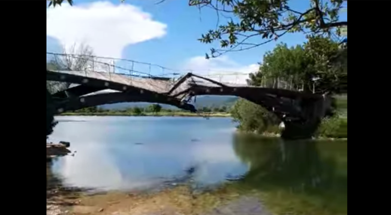 Άρτα: Κατέρρευσε ξύλινη γέφυρα στο παραποτάμιο πάρκο (Video)