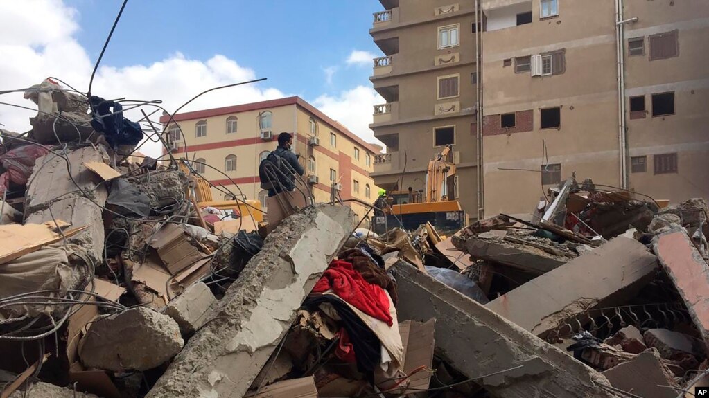 Αίγυπτος: Κατέρρευσε κτίριο 13 ορόφων στην Αλεξάνδρεια – Πληροφορίες για εγκλωβισμένους