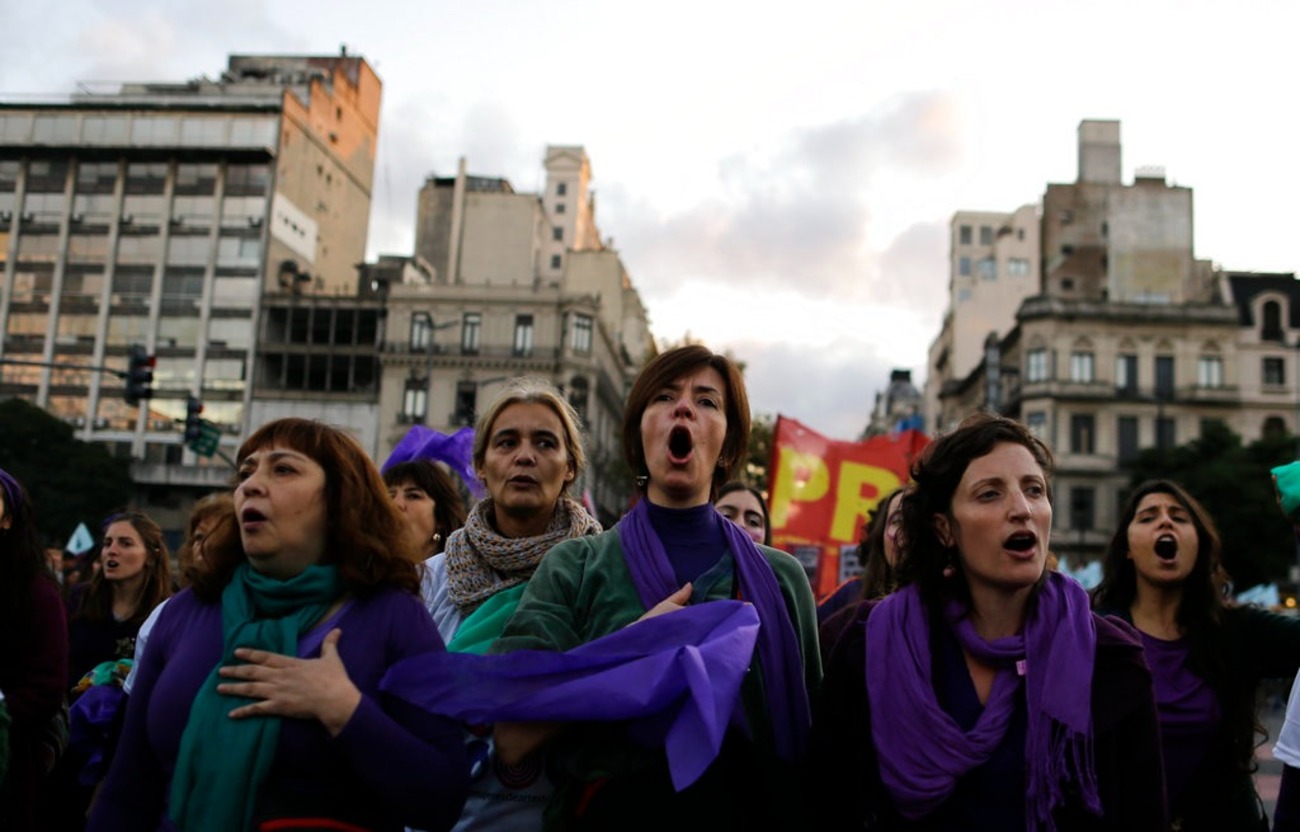 “Ούτε μία λιγότερη”-Μαζική πορεία κατά των γυναικοκτονιών στο Μπουένος Άιρες