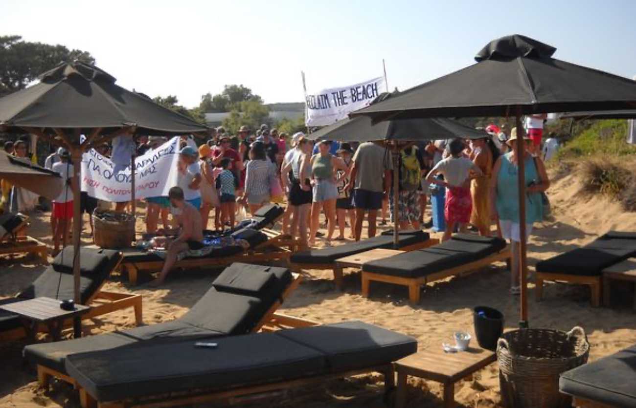 Πάρος: Παρέμβαση πολιτών σε παραλία «κατειλημμένη» από ξαπλώστρες beach bar