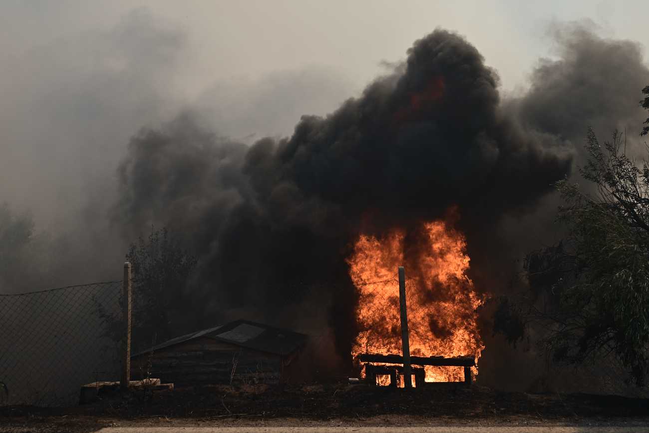 Φωτιές: Μεγάλα μέτωπα σε Κουβαρά & Λουτράκι – Καίγονται σπίτια
