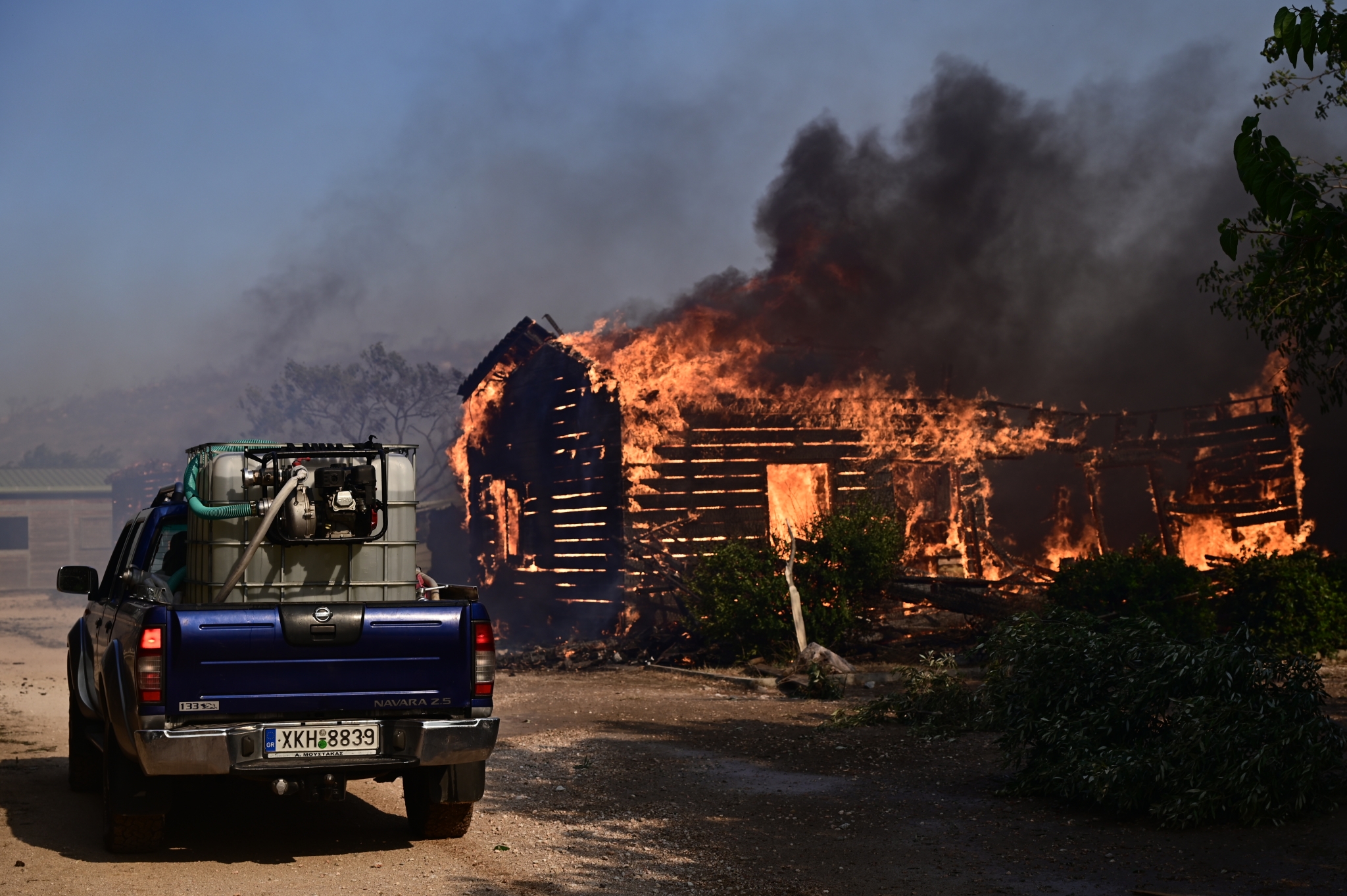 Καίγονται σπίτια στη Μάνδρα και τη Νέα Ζωή
