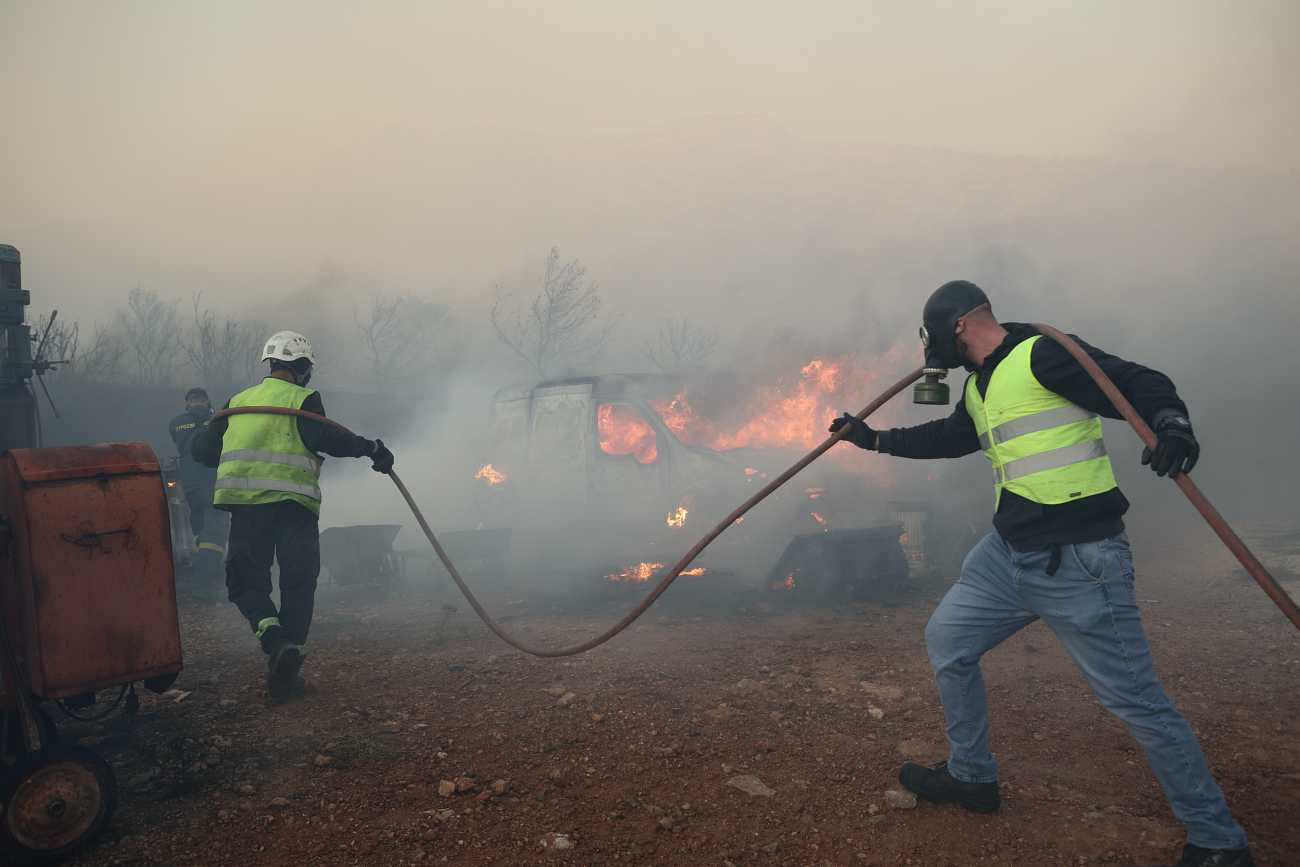 Φωτιές: Τρεις εθελοντές πυροσβέστες τραυματίστηκαν στο Σαρωνικό