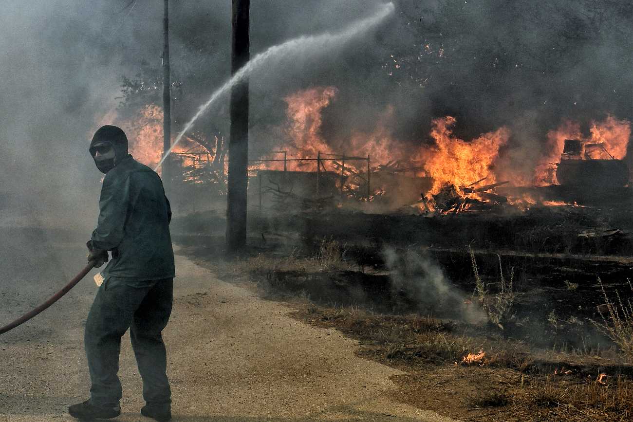 Μαίνεται η πυρκαγιά στο Λουτράκι – Απειλούνται αυλές σπιτιών στον Αγ. Χαράλαμπο