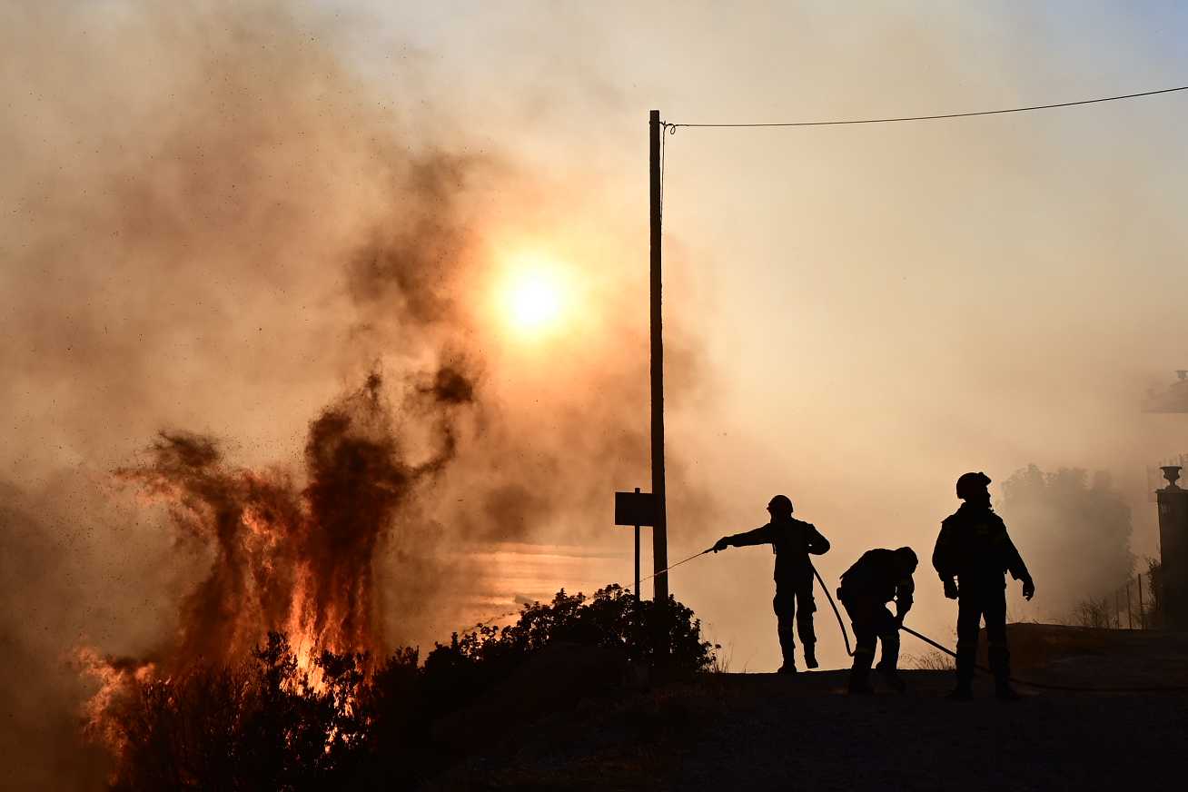 Φωτιές: Καίγονται σπίτια στη Μάνδρα και τη Νέα Ζωή