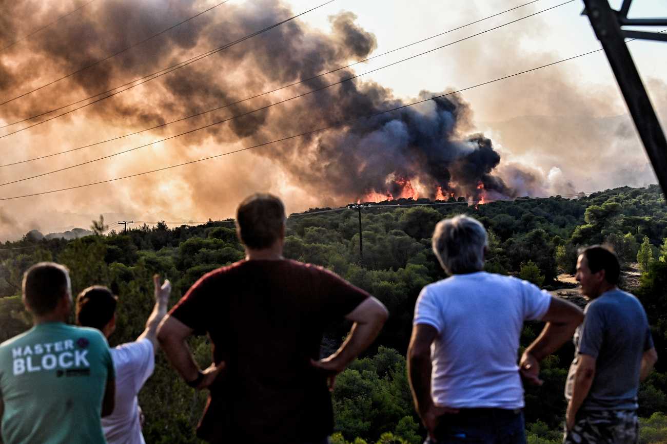 Λουτράκι: Μάχη να μην περάσει στο ύψος των διυλιστηρίων η φωτιά