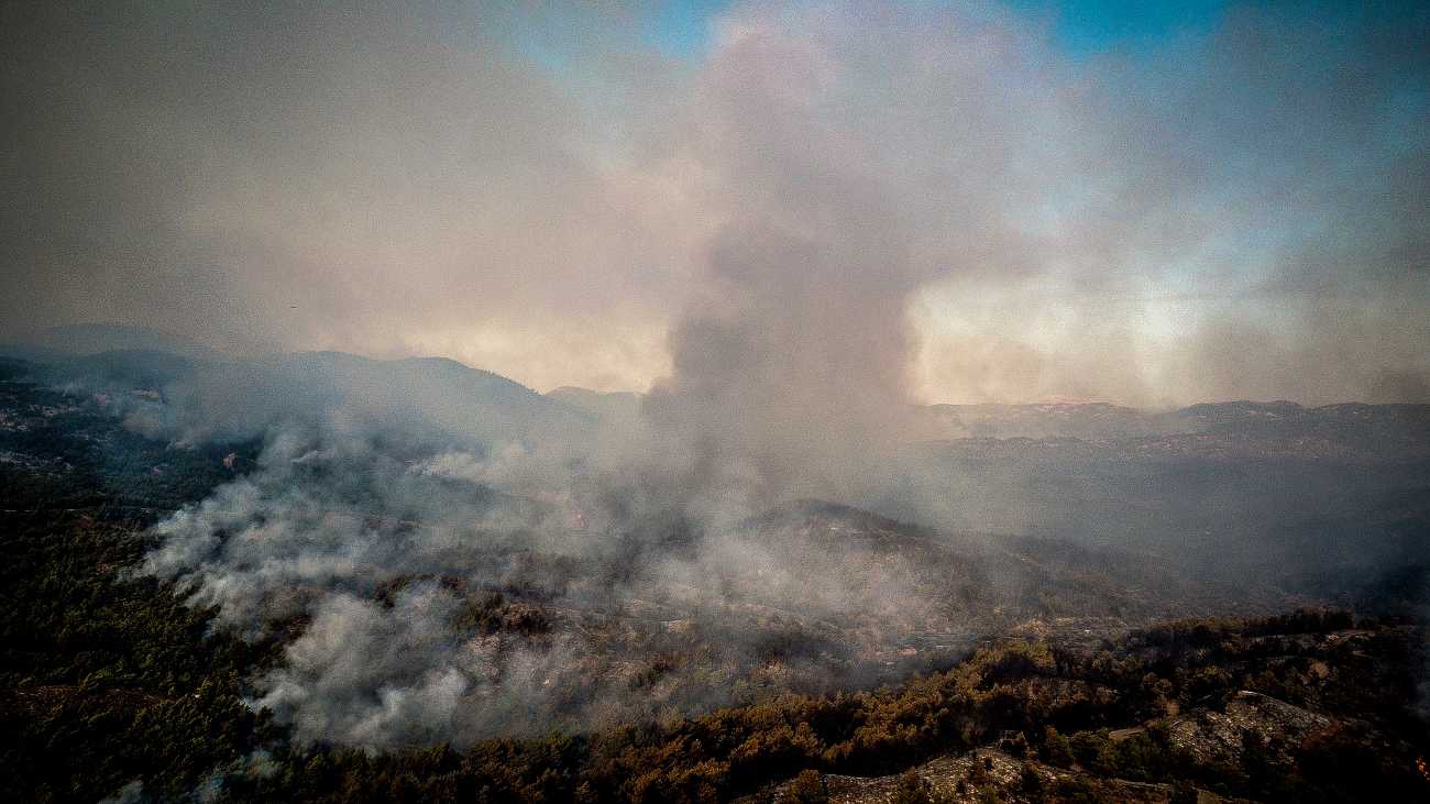 Φωτιές: Συνεχίζεται η μάχη με τις φλόγες – Σε ύφεση τα πύρινα μέτωπα σε Αττική & Ρόδο