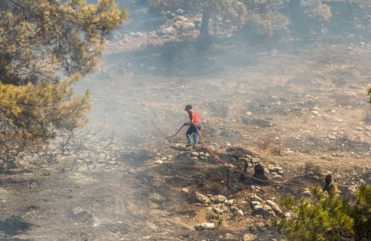 Συνεχίζεται η μάχη με τις φλόγες σε Ρόδο, Κάρυστο, Αχαΐα και Κέρκυρα