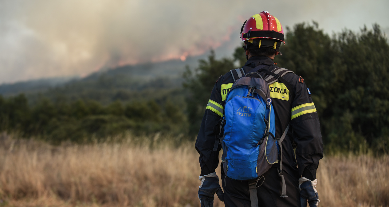 Λαμία: Αναζωπυρώθηκε η πυρκαγιά – Μήνυμα του 112 για εκκένωση της Αμφιθέας
