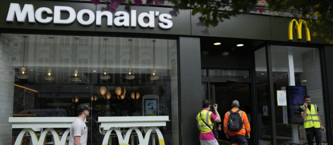 Βρετανία: Σεξουαλική παρενόχληση, ρατσισμό και εκφοβισμό καταγγέλλουν υπάλληλοι των McDonald’s