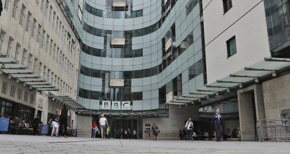 Καταγγελία κατά του BBC: Παρουσιαστής φέρεται να πλήρωνε 17χρονο για γυμνές φωτογραφίες