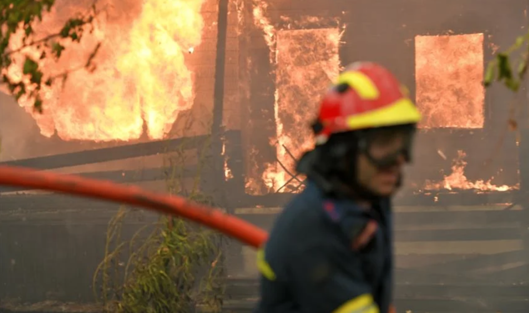 Φωτιά στη Θεσσαλονίκη: Δύο πυροσβέστες στο νοσοκομείο