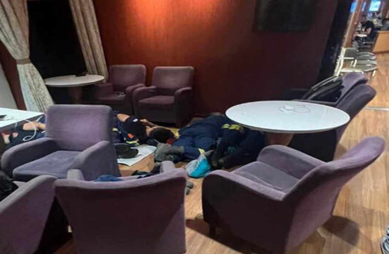 Καταγγελία: Στο πάτωμα πλοίου κοιμήθηκαν πυροσβέστες που επέστρεφαν από τη Ρόδο!