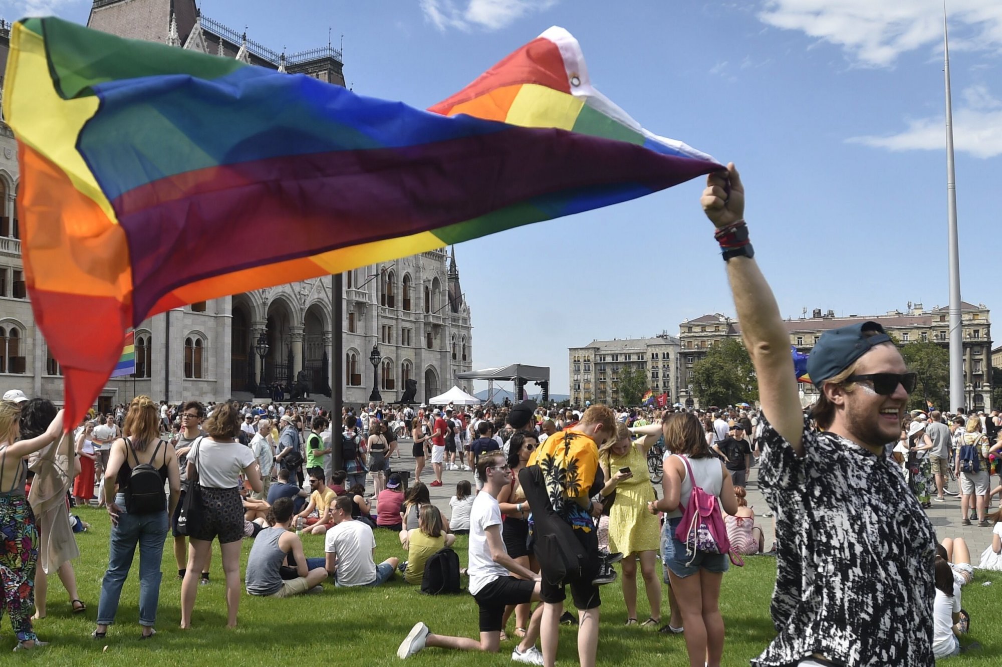 Pride Βουδαπέστης: Μαζική πορεία με μήνυμα αποδοκιμασίας στον Βίκτορ Όρμπαν